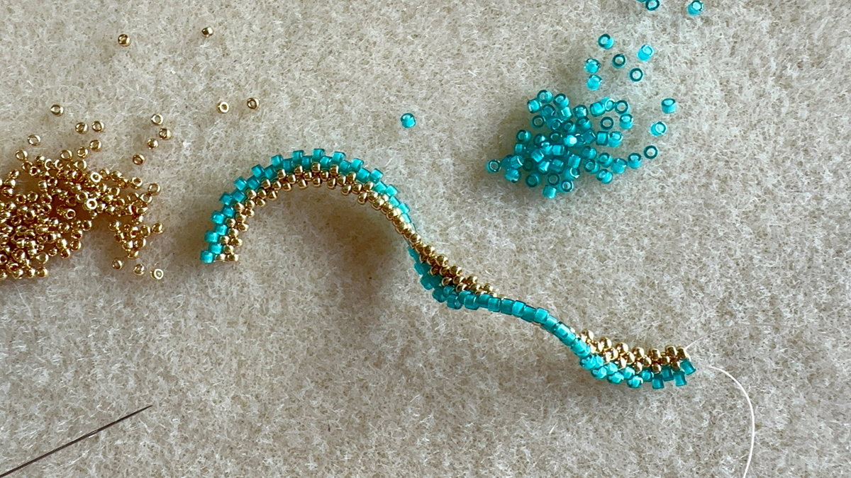 Boucles d'oreilles pendantes en tissage peyote Cellini plat effet spirale : Etape 3 Boucles d'oreilles pendantes en tissage peyote Cellini plat effet spirale : Etape 3