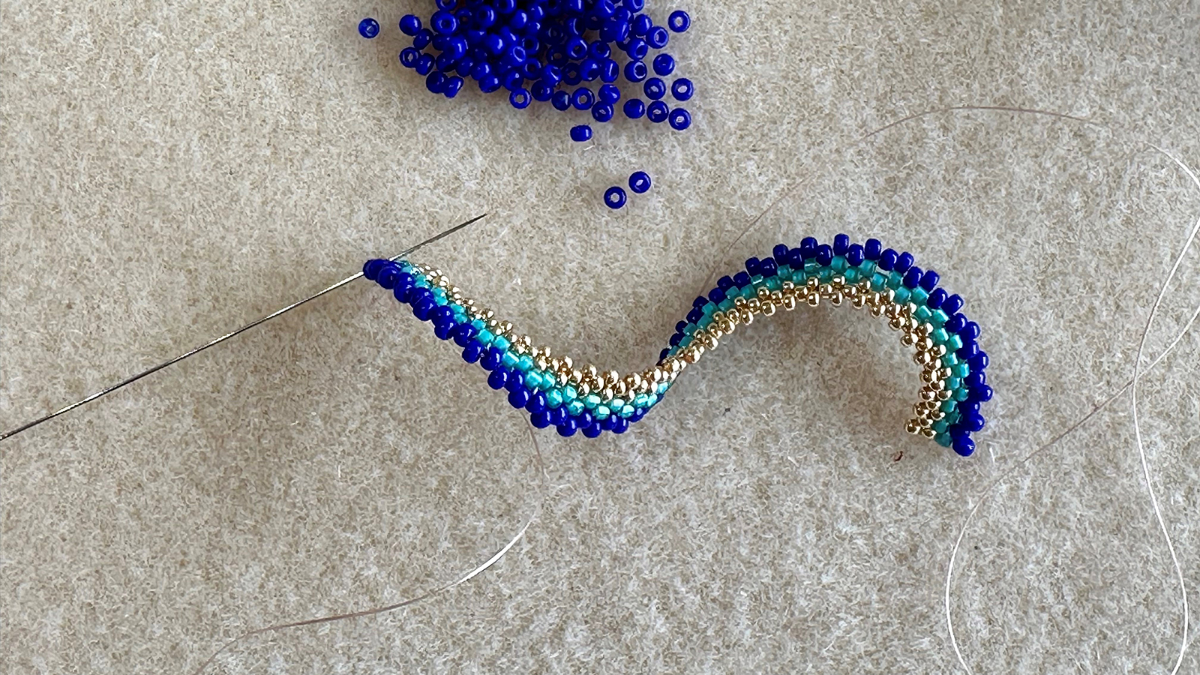 Boucles d'oreilles pendantes en tissage peyote Cellini plat effet spirale : Etape 4 Boucles d'oreilles pendantes en tissage peyote Cellini plat effet spirale : Etape 4