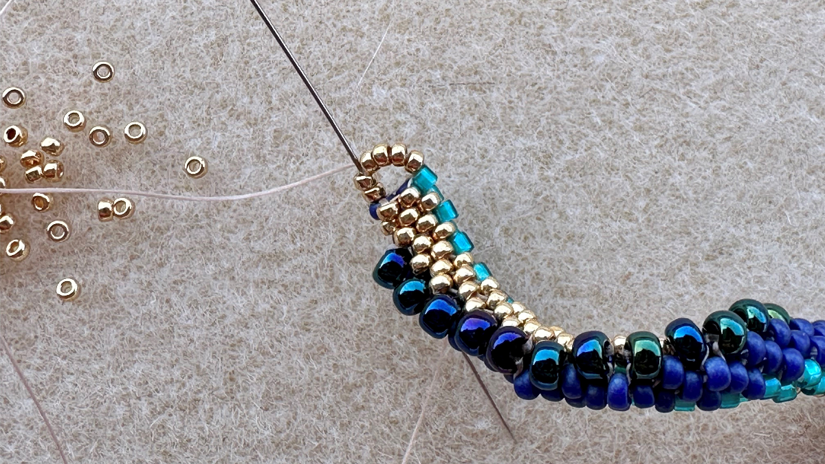 Boucles d'oreilles pendantes en tissage peyote Cellini plat effet spirale : Etape 10 Boucles d'oreilles pendantes en tissage peyote Cellini plat effet spirale : Etape 10