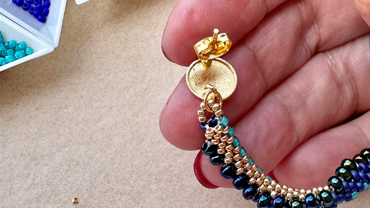 Boucles d'oreilles pendantes en tissage peyote Cellini plat effet spirale : Etape 14 Boucles d'oreilles pendantes en tissage peyote Cellini plat effet spirale : Etape 14