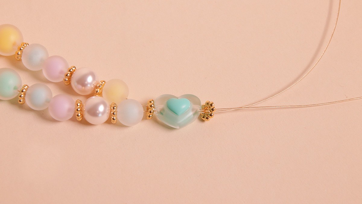 Bijou de téléphone en perles colorées et nacrées : Etape 4