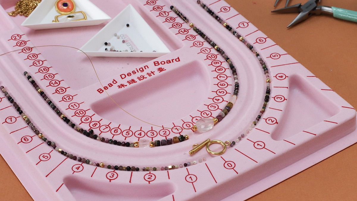 Collier multirang en pierres gemmes tourmaline et pendentif en résine : Etape 1