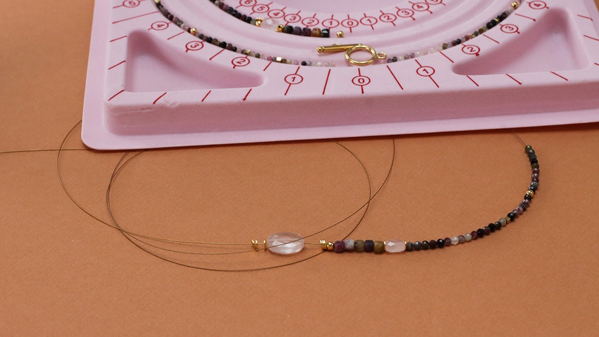 Collier multirang en pierres gemmes tourmaline et pendentif en résine : Etape 2