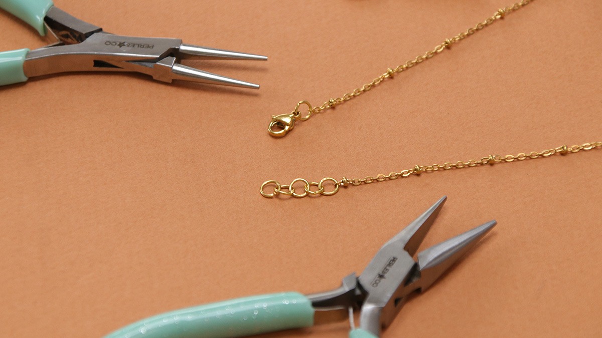 Collier multirang en pierres gemmes tourmaline et pendentif en résine : Etape 4