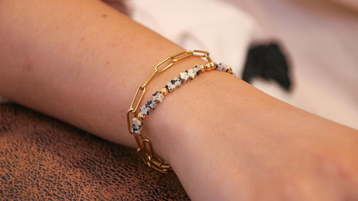 Bracelet étoiles en pierre Jaspe dalmatien et chaîne rectangle en acier inox Bracelet étoiles en pierre Jaspe dalmatien et chaîne rectangle en acier inox