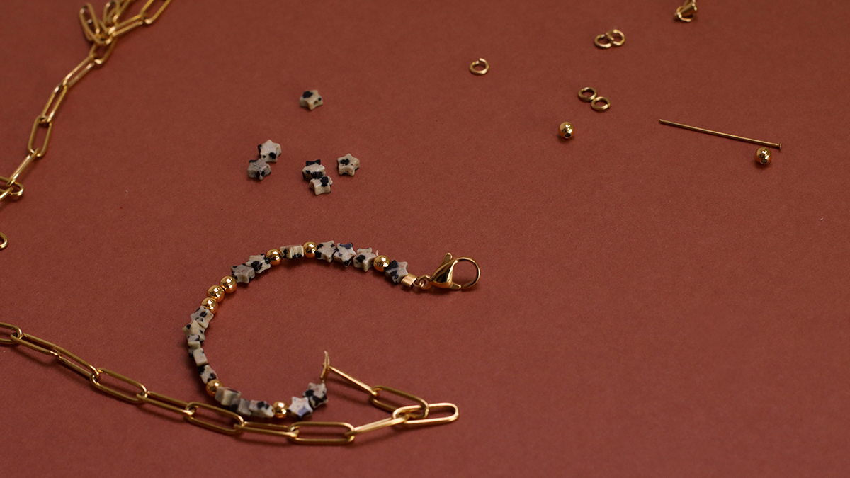 Bracelet étoiles en pierre Jaspe dalmatien et chaîne rectangle en acier inox : Etape 3