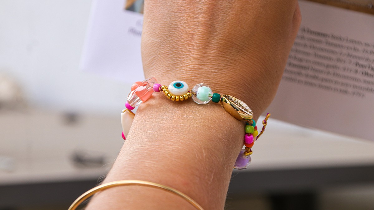 Schéma Bracelet d'été avec coquillages cauris, perles fleurs de rocailles et oeil