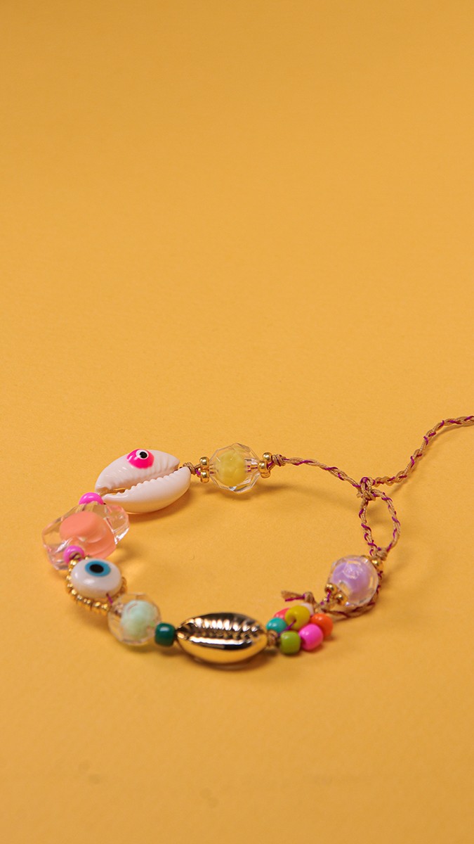 Schéma Bracelet d'été avec coquillages cauris, perles fleurs de rocailles et oeil