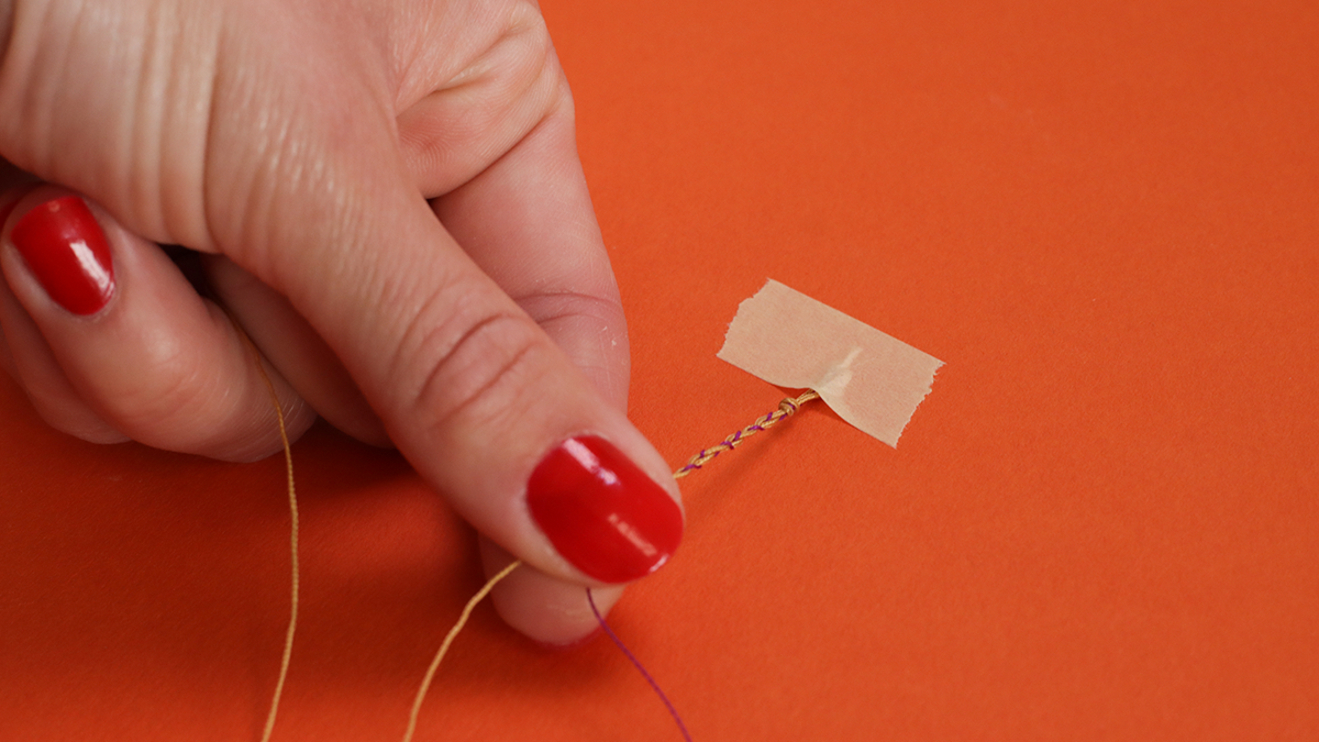 Bracelet d'été avec coquillages cauris, perles fleurs de rocailles et oeil : Etape 1