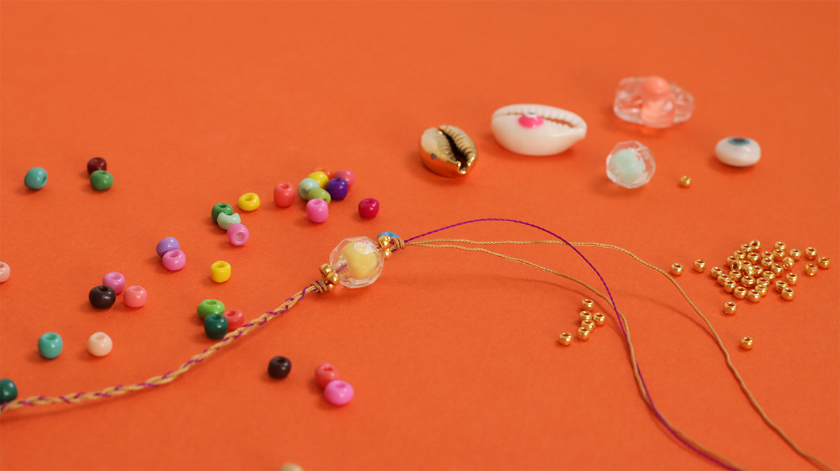 Bracelet d'été avec coquillages cauris, perles fleurs de rocailles et oeil : Etape 2