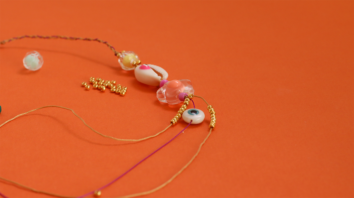 Bracelet d'été avec coquillages cauris, perles fleurs de rocailles et oeil : Etape 3