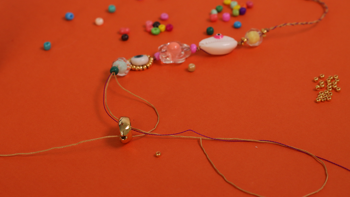 Bracelet d'été avec coquillages cauris, perles fleurs de rocailles et oeil : Etape 4