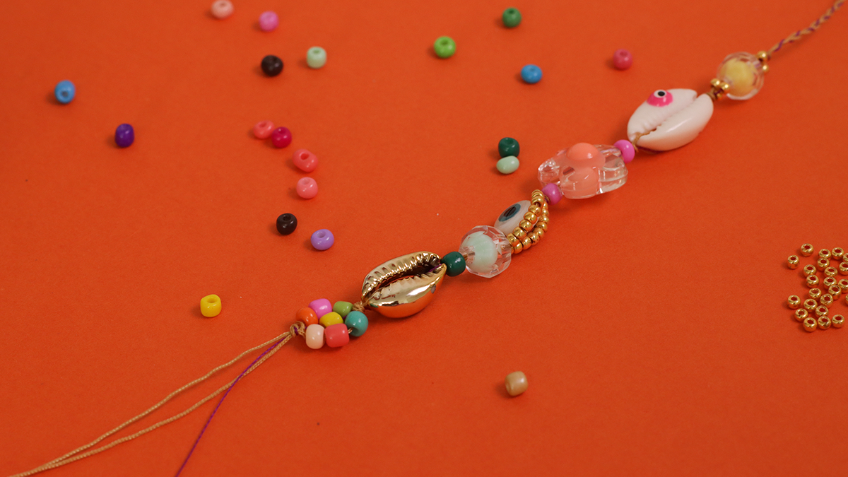 Bracelet d'été avec coquillages cauris, perles fleurs de rocailles et oeil : Etape 5