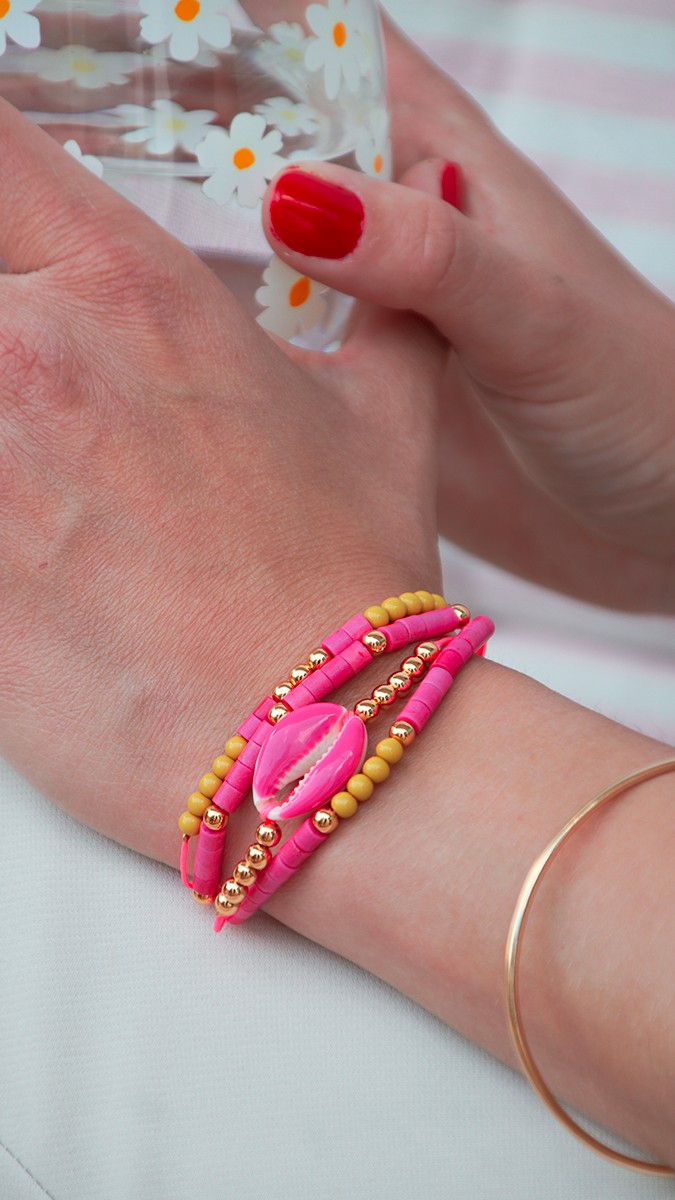 Schéma Bracelet multirangs fluo avec cauri et perles Schéma Bracelet multirangs fluo avec cauri et perles