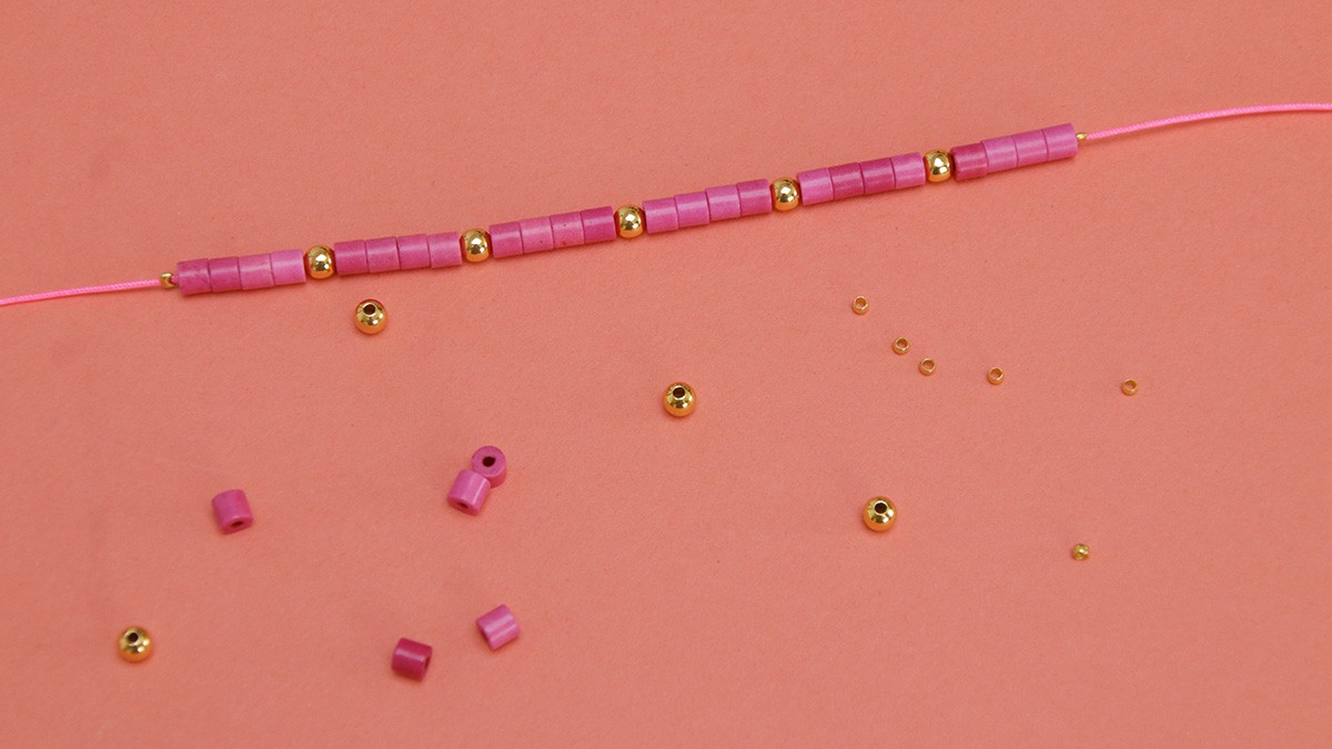 Bracelet multirangs fluo avec cauri et perles : Etape 1 Bracelet multirangs fluo avec cauri et perles : Etape 1