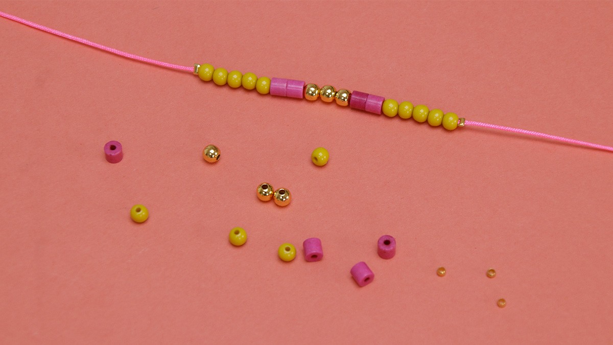 Bracelet multirangs fluo avec cauri et perles : Etape 2 Bracelet multirangs fluo avec cauri et perles : Etape 2