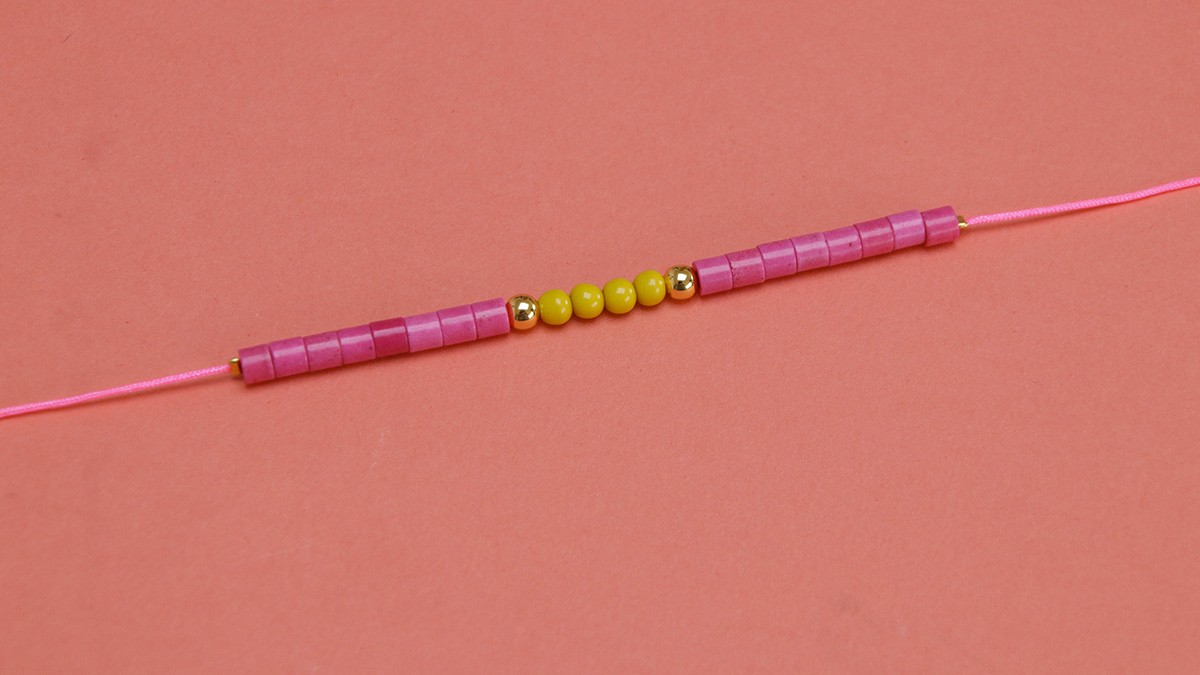 Bracelet multirangs fluo avec cauri et perles : Etape 3 Bracelet multirangs fluo avec cauri et perles : Etape 3