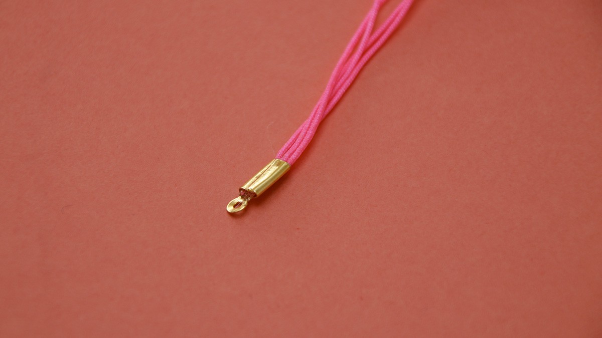 Bracelet multirangs fluo avec cauri et perles : Etape 5 Bracelet multirangs fluo avec cauri et perles : Etape 5