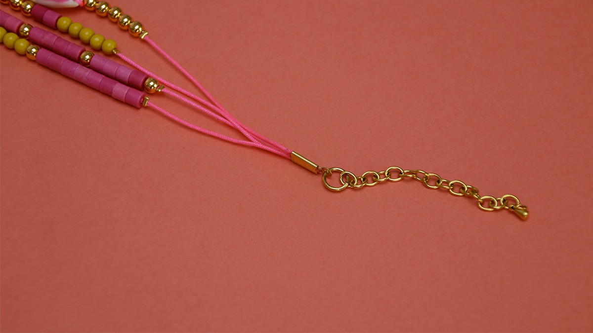 Bracelet multirangs fluo avec cauri et perles : Etape 6 Bracelet multirangs fluo avec cauri et perles : Etape 6