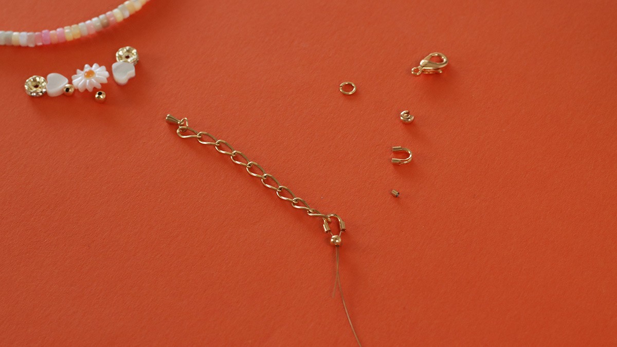 Collier été avec perles heishi, coeur et fleurs en nacre : Etape 1