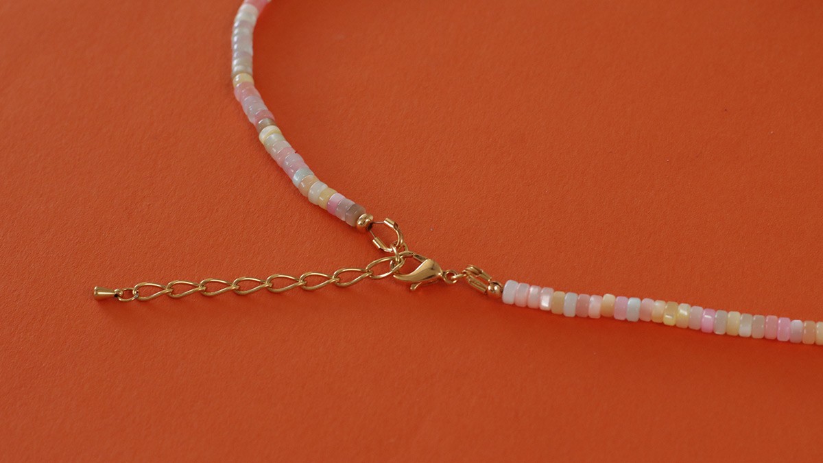 Collier été avec perles heishi, coeur et fleurs en nacre : Etape 4