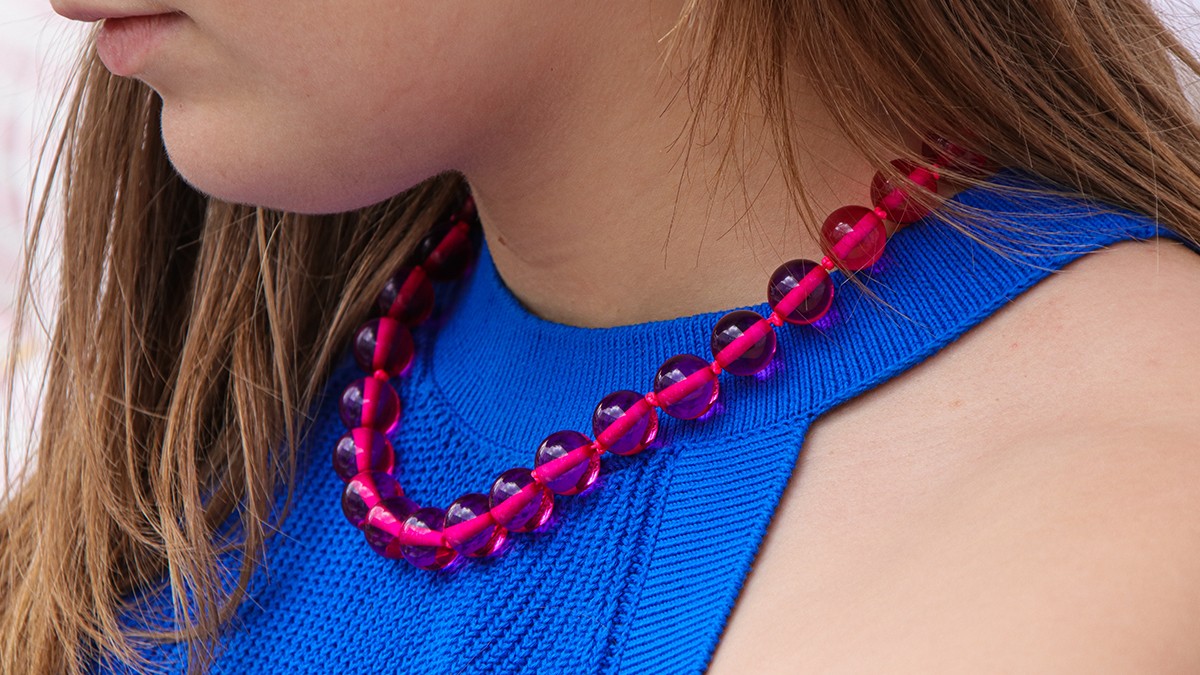 Schéma Tuto DIY - Collier grosse perle couleur rose avec fil fluo Linhasita