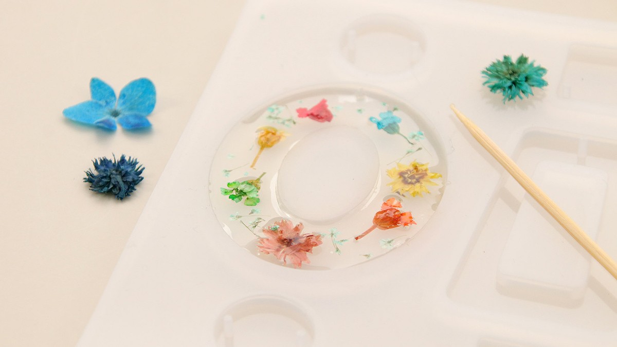 Boucles d'oreilles maillon en résine et fleurs séchées : Etape 2