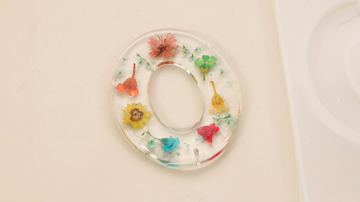 Boucles d'oreilles maillon en résine et fleurs séchées : Etape 3
