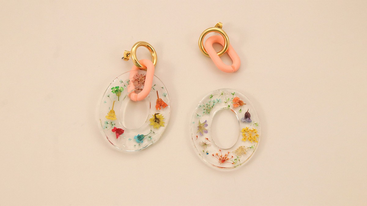 Boucles d'oreilles maillon en résine et fleurs séchées : Etape 4