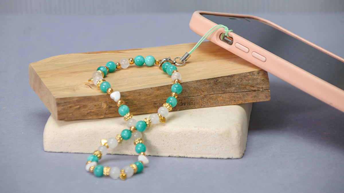 Bijou de téléphone en perles pierre gemme Jade teinté et Pierre de Lune