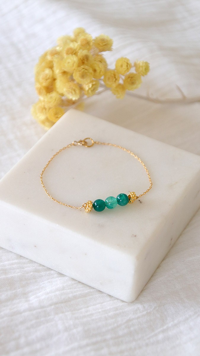 Schéma Bracelet facile avec perles vertes au centre d'une chaîne