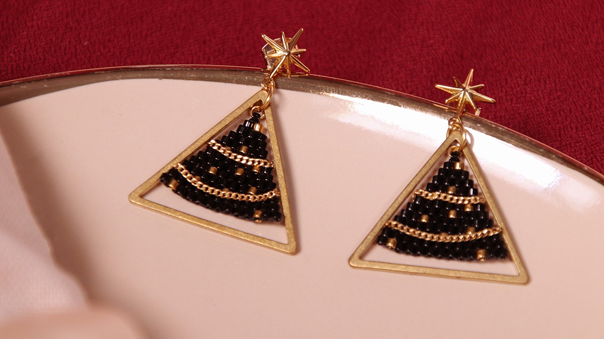 Schéma Boucles d'oreilles en brick stitch sapin de Noël