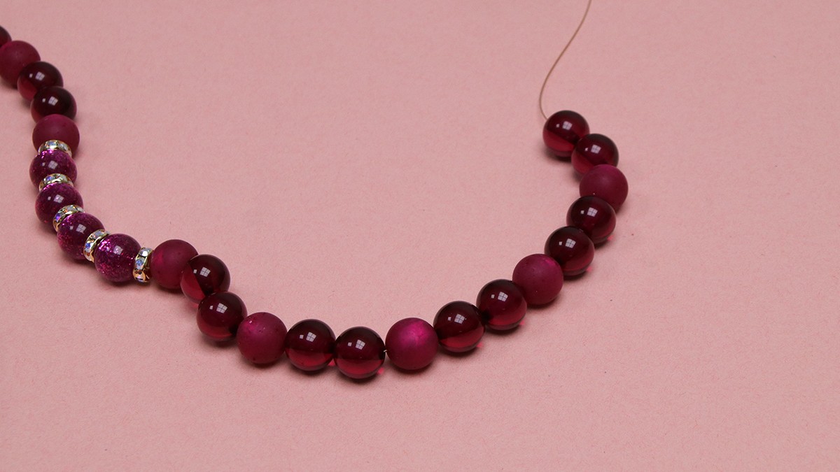 Collier de fêtes en perles Polaris pailletées et rondelles strass : Etape 5