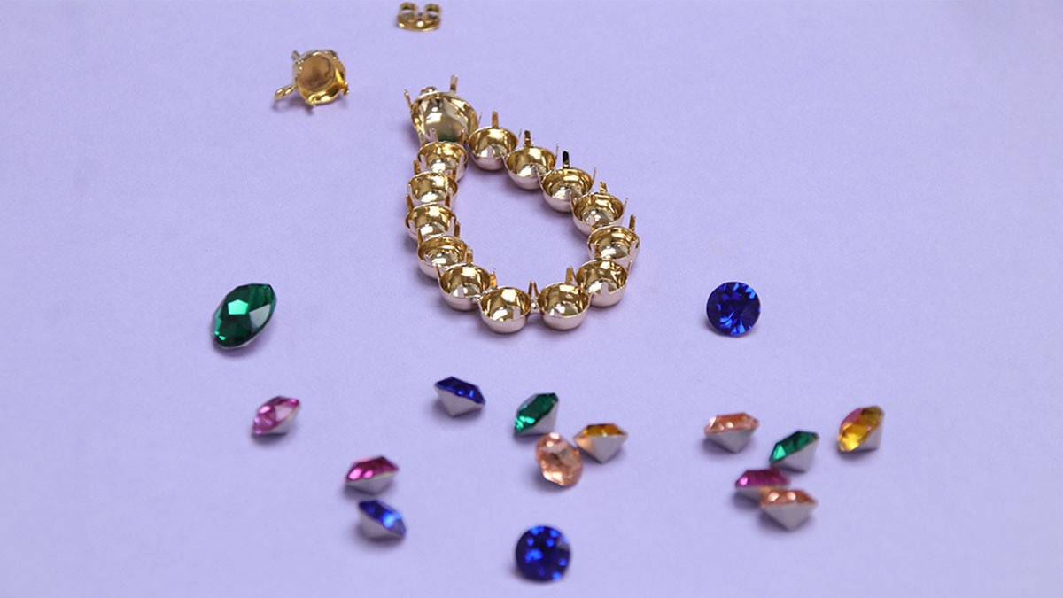 Boucles d'oreilles pendantes en cristaux Aurora : Etape 1