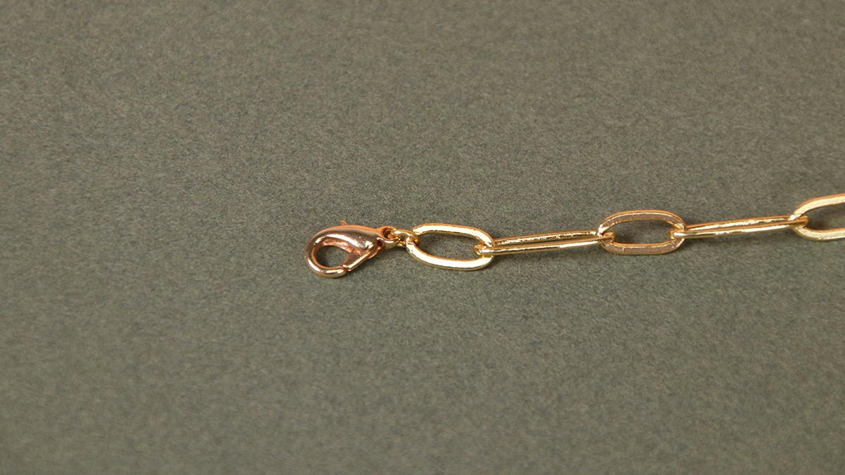 Bracelet chaîne avec breloques cœur et étoile du Nord : Etape 1 Bracelet chaîne avec breloques cœur et étoile du Nord : Etape 1