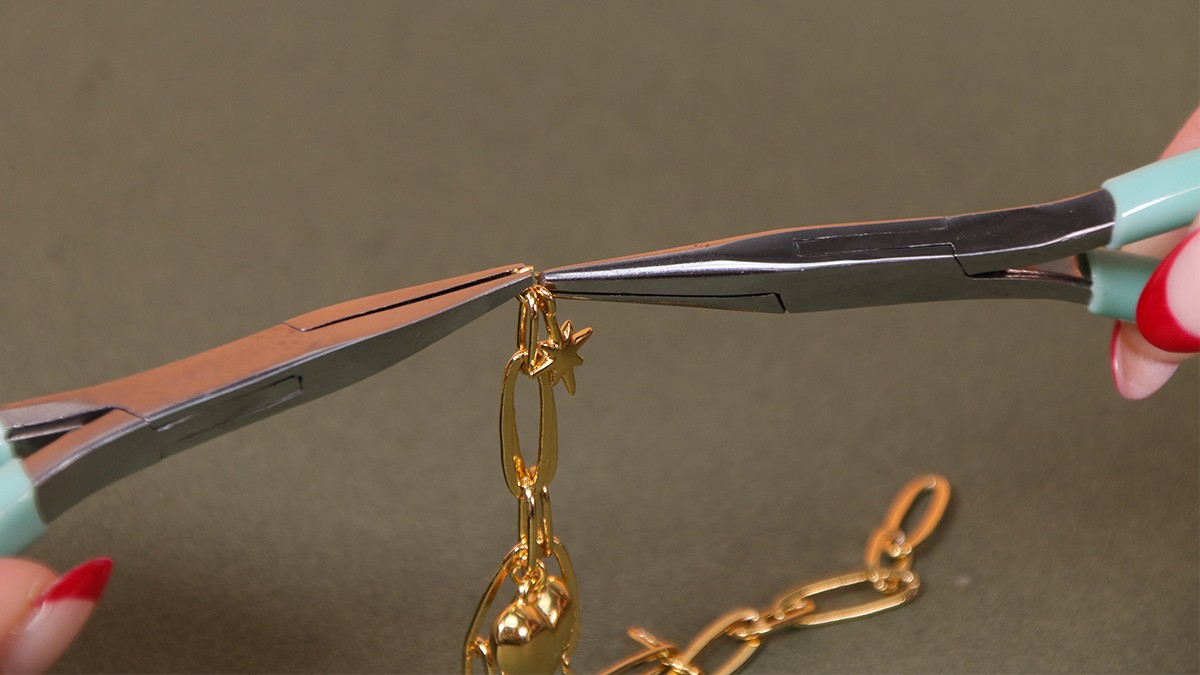 Bracelet chaîne avec breloques cœur et étoile du Nord : Etape 2 Bracelet chaîne avec breloques cœur et étoile du Nord : Etape 2