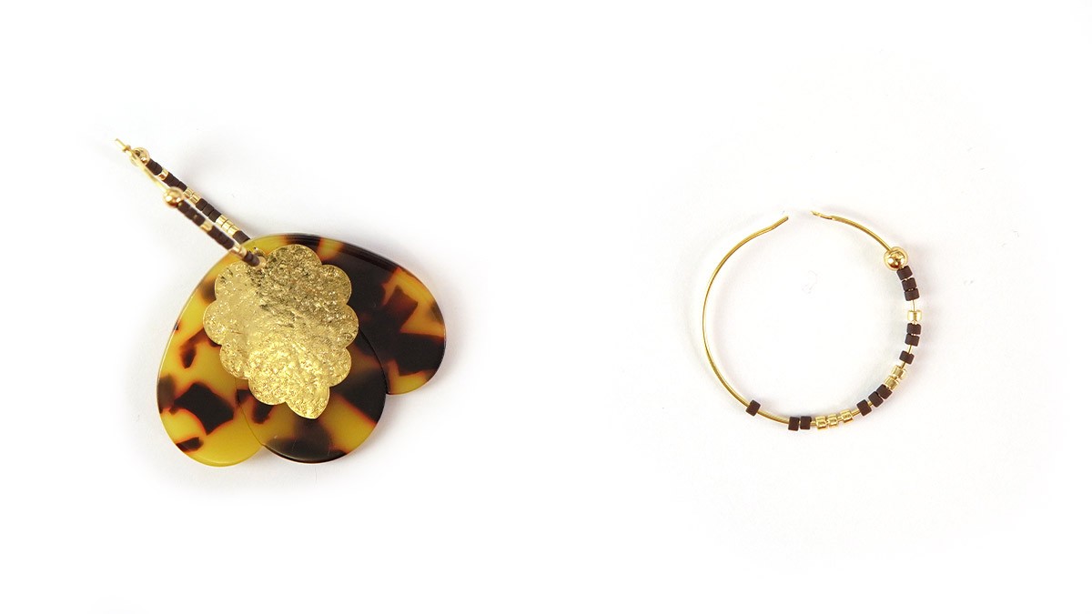 Boucles d'oreilles 3 pétales en acétate et feuilles dorées : Etape 2 Boucles d'oreilles 3 pétales en acétate et feuilles dorées : Etape 2