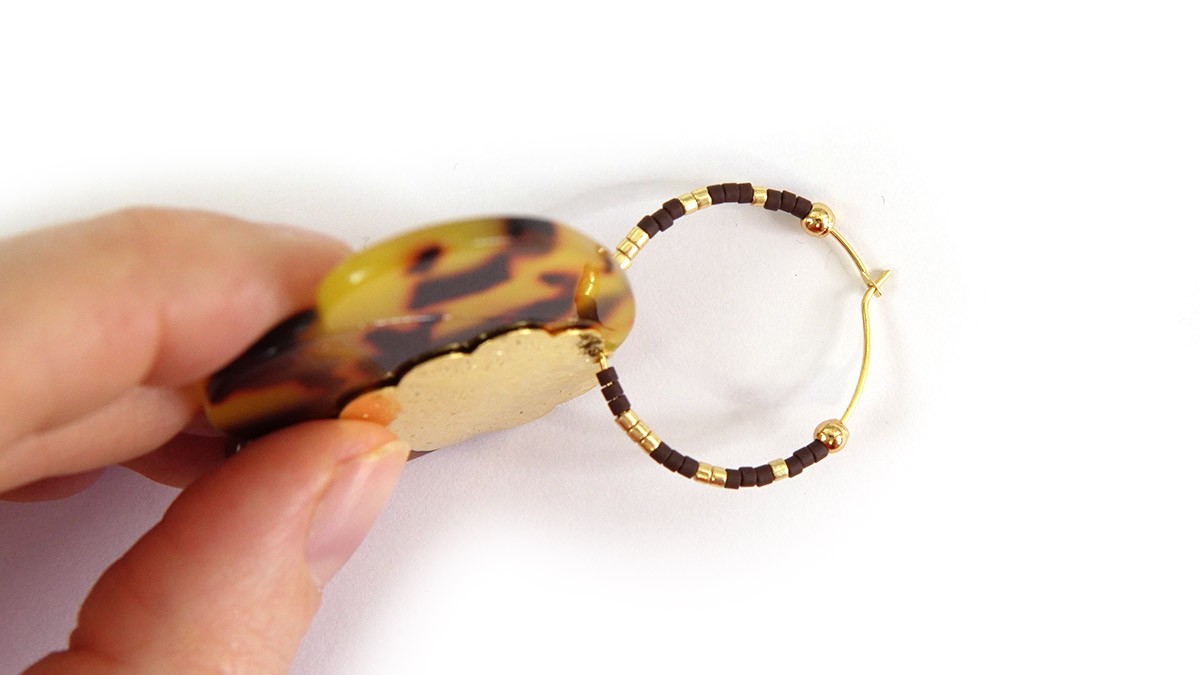 Boucles d'oreilles 3 pétales en acétate et feuilles dorées : Etape 3 Boucles d'oreilles 3 pétales en acétate et feuilles dorées : Etape 3