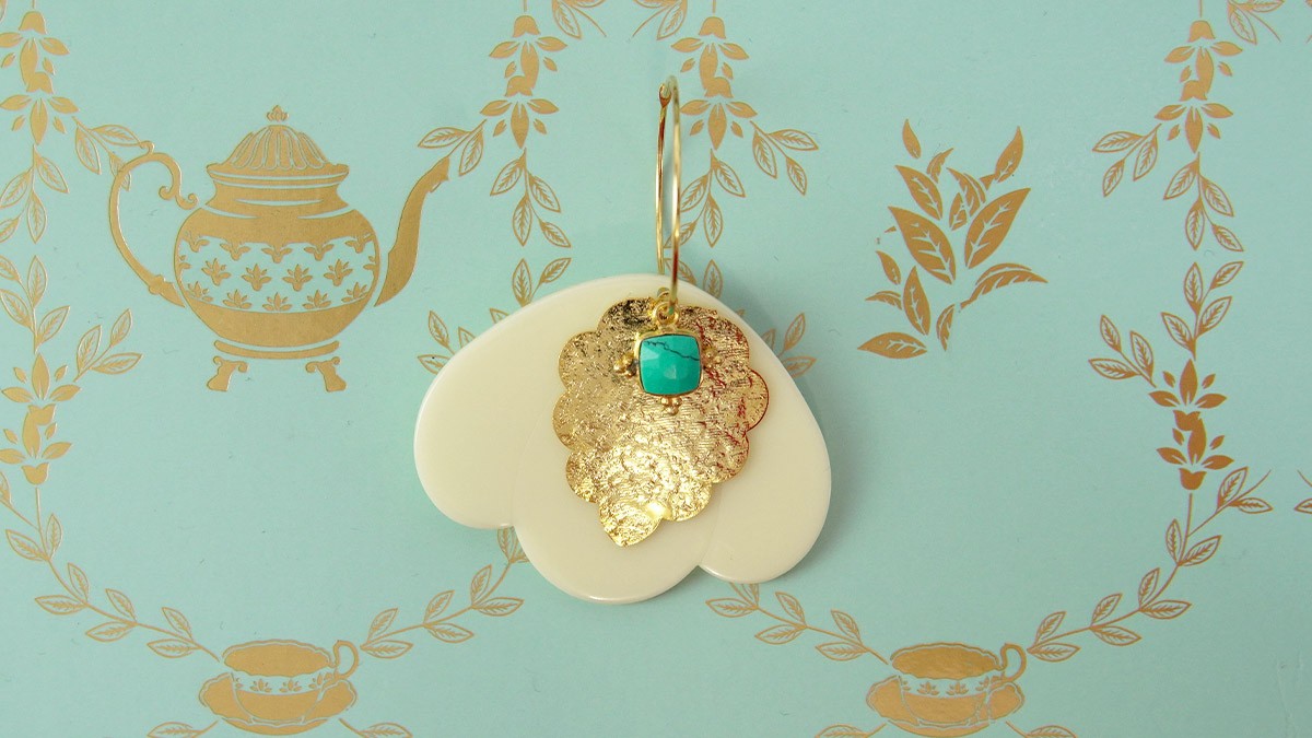 Boucles d'oreilles 3 pétales en acétate et feuilles dorées : Etape 7 Boucles d'oreilles 3 pétales en acétate et feuilles dorées : Etape 7