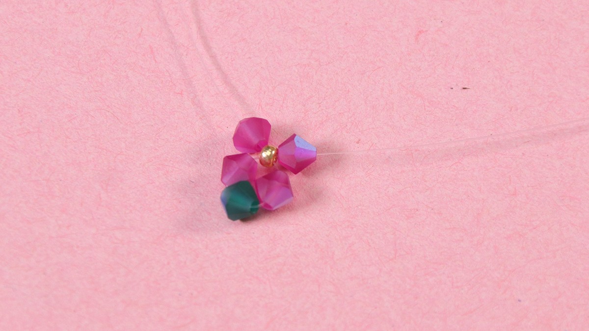 Créoles fleurs DIY en perles toupies : Etape 3