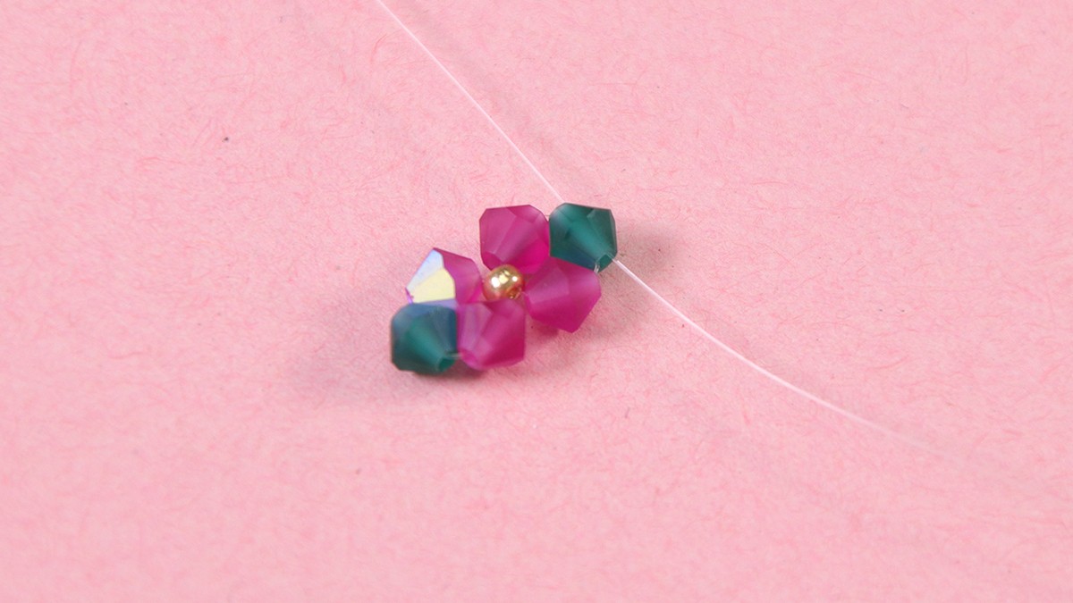 Créoles fleurs DIY en perles toupies : Etape 4