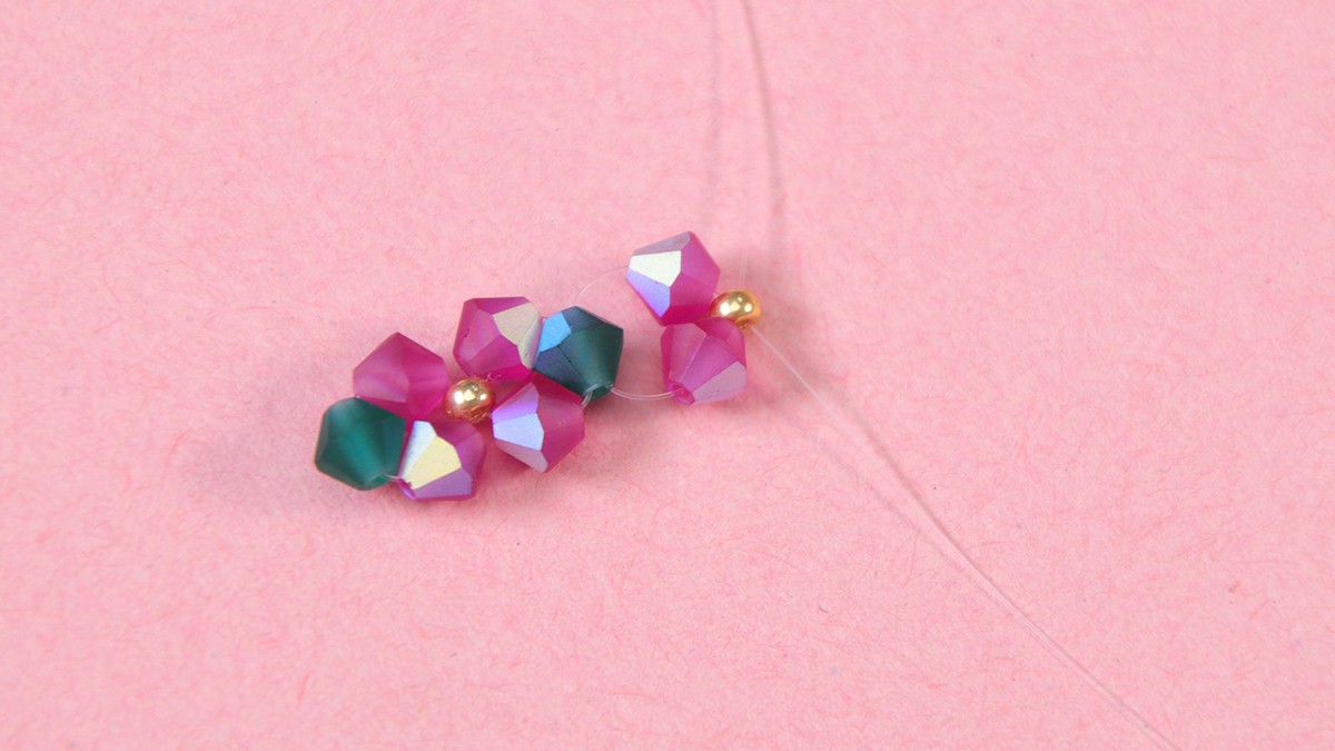 Créoles fleurs DIY en perles toupies : Etape 5