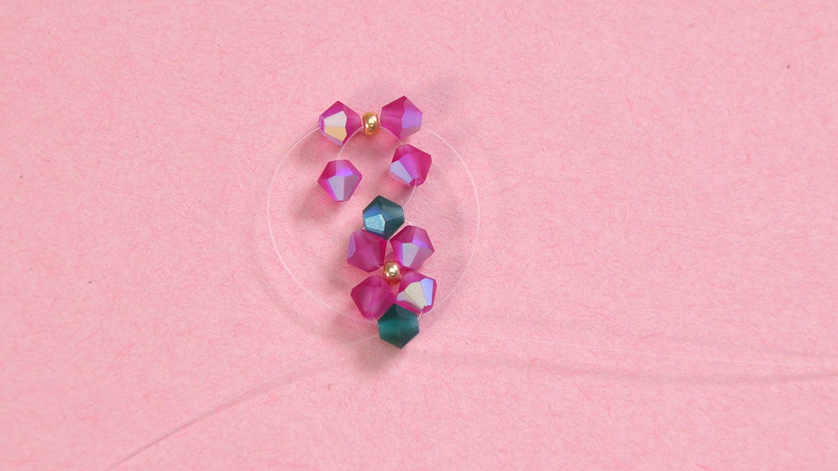 Créoles fleurs DIY en perles toupies : Etape 7