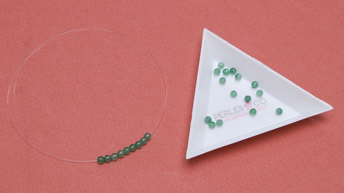 Boucles d'oreilles avec mini fleurs et pierre Aventurine : Etape 1