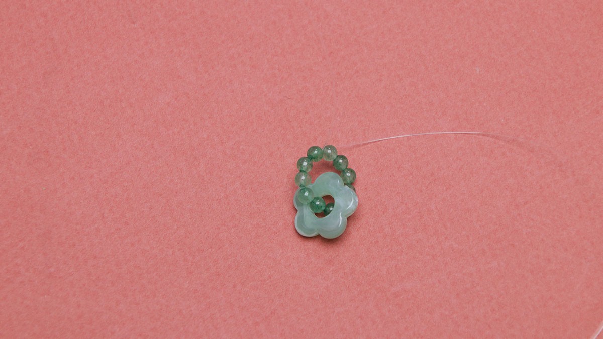Boucles d'oreilles avec mini fleurs et pierre Aventurine : Etape 3