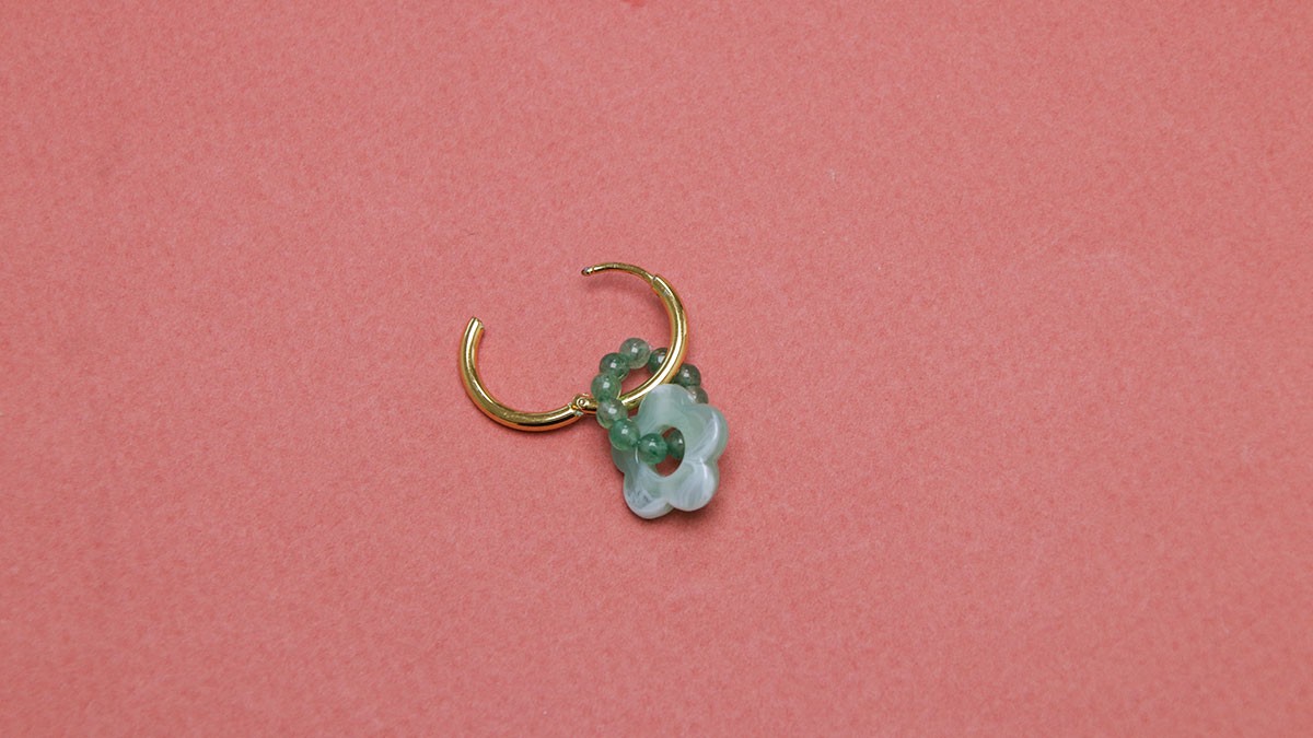 Boucles d'oreilles avec mini fleurs et pierre Aventurine : Etape 4