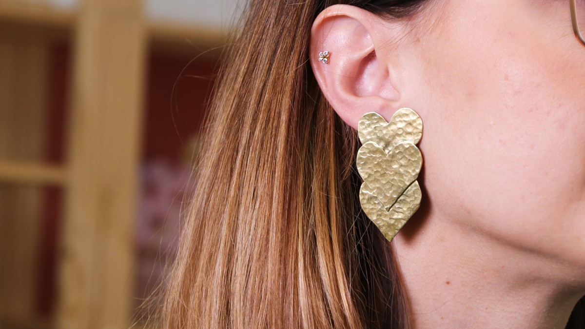 Schéma Boucles d'oreilles pendantes coeurs effet martelé