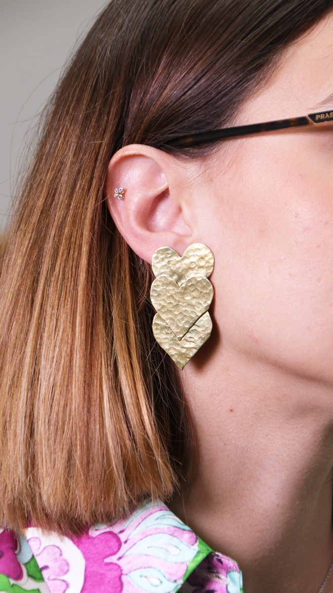 Boucles d'oreilles pendantes coeurs effet martelé