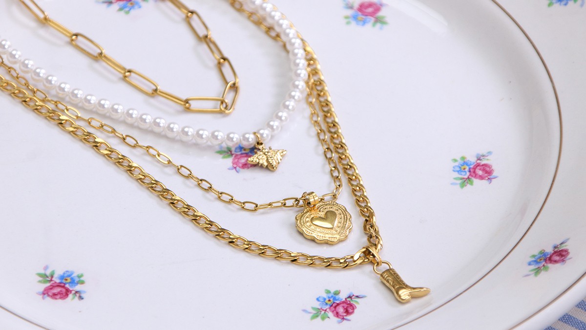 Collier multirangs avec chaînes et perles nacrées