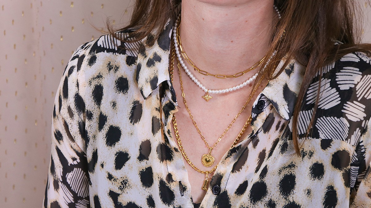 Schéma Collier multirangs avec chaînes et perles nacrées Schéma Collier multirangs avec chaînes et perles nacrées